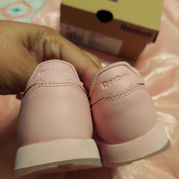 Reebok - Picture 2 of 8